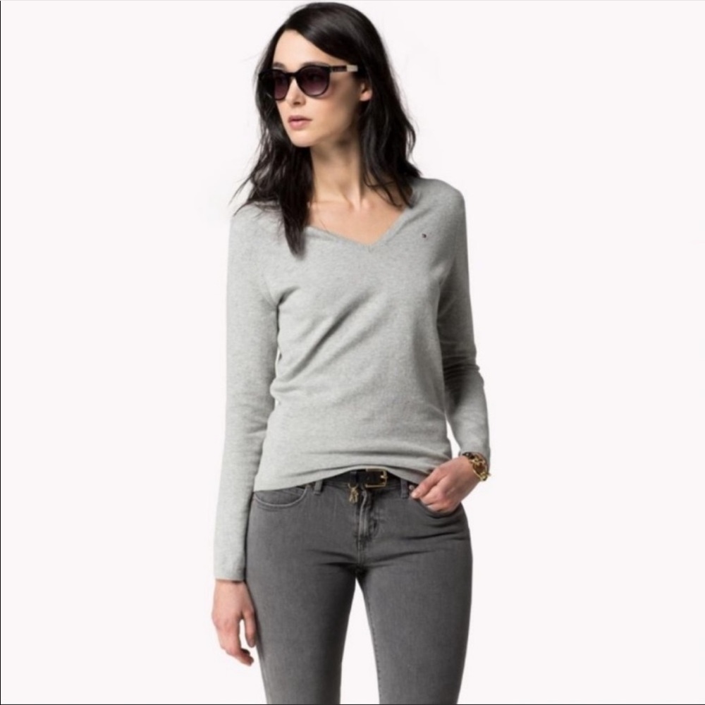 [Tommy Hilfiger] Light Gray V Neck Long Sleeve Top
